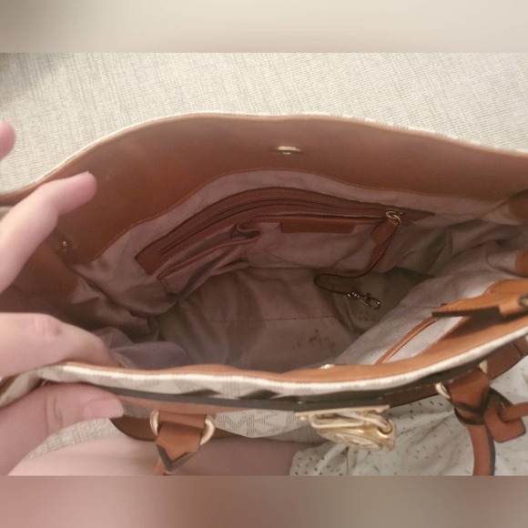 Michael Kors Large Hamilton Tote in Vanilla - Picture 3 of 9